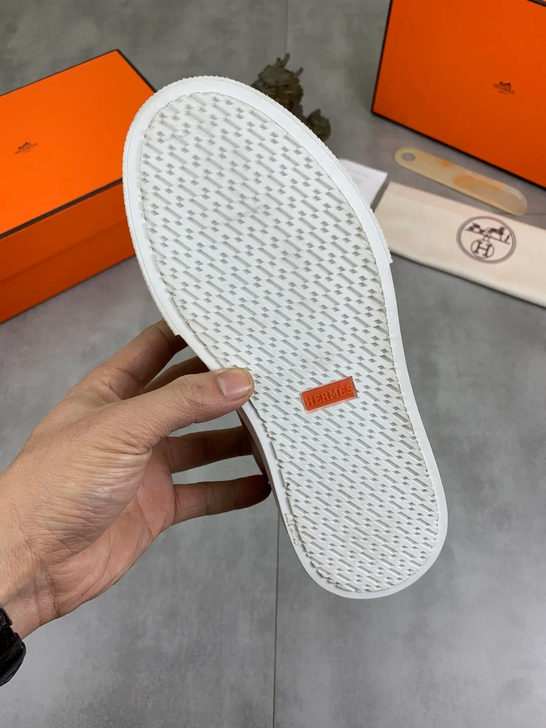 Men's men's shoes 💰P640 New Hermes top version Hermès classic couple style #𝐊𝐞𝐥𝐥𝐲 buckle casual white shoes skateboard shoes that will not conflict with shoes at all. Full of unknowns, Hermès rarely produces flat casual shoes and they are paired with classic palladium-plated Kelly shoe buckles! You'll fall in love with it at first sight. It's super versatile and can be worn with any skirt or pants. 🉑️Close your eyes and wear it. It's super noble. Fabric: Specific cowhide/canvas material. Lining: Sheepskin lining. Outsole: Original molded TPU outsole. Size: 35-45.